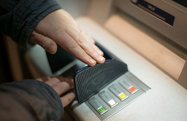 Inserimento del PIN allo sportello ATM di Poste Italiane