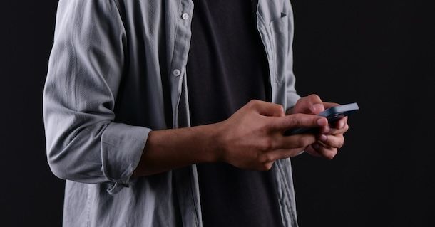Uomo con iPhone