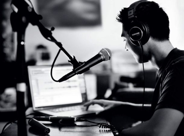 registrazione voce con microfono in studio