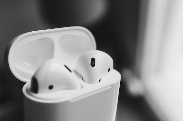 Pulire l'interno della custodia delle AirPods