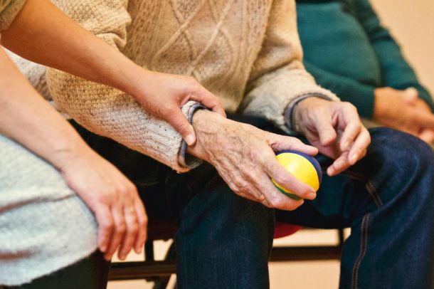 Come consultare fascicolo sanitario di un genitore anziano