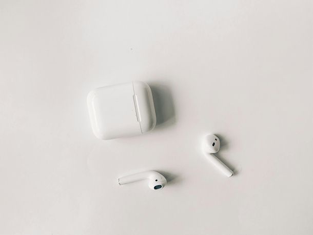 AirPods sfondo bianco