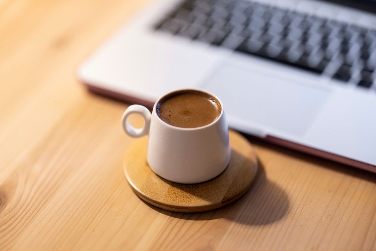 Tazzina di caffè e computer per guardare film e serie TV in streaming