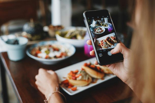 persona che fotografa cibo con lo smartphone