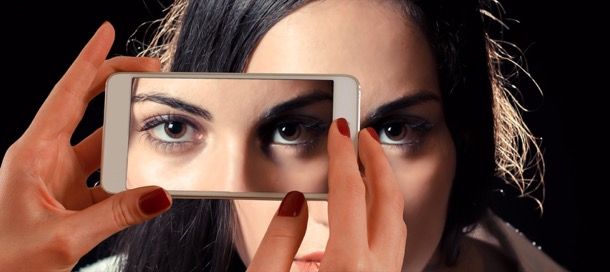 Foto occhi con cellulare