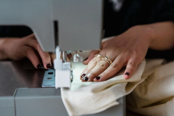 lavorazione tessuto su macchina tagliacuci