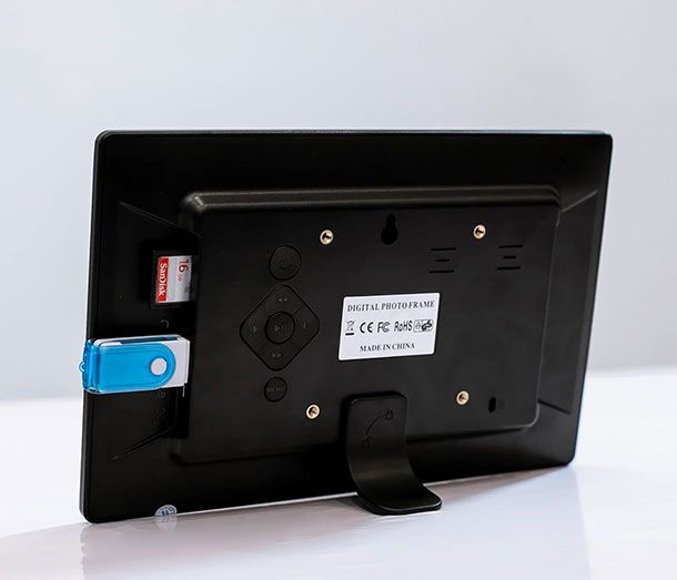 Cornice Digitale 18.5 Pollici Touch HD 1080P | Con Telecomando, Altoparlanti, Calendario E Sveglia, Supporto USB/SD Fino A 32GB