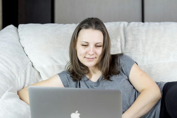 Ragazza con MacBook