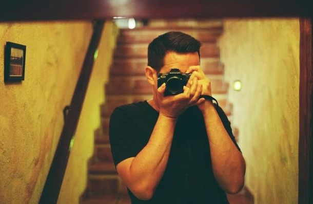 persona che scatta una foto con una fotocamera analogica