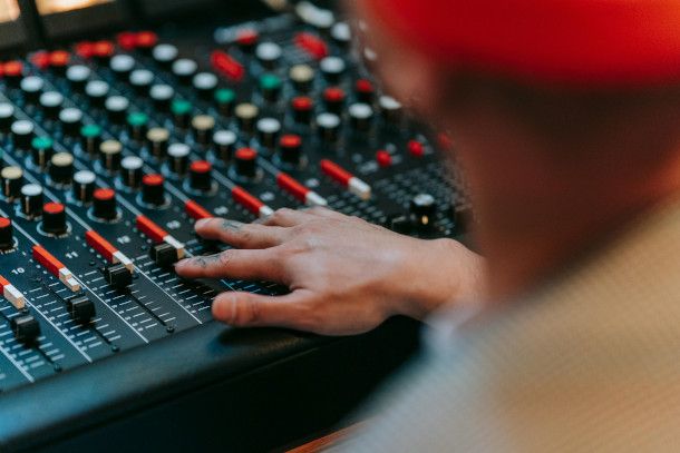 persona che equalizza il suono con il mixer