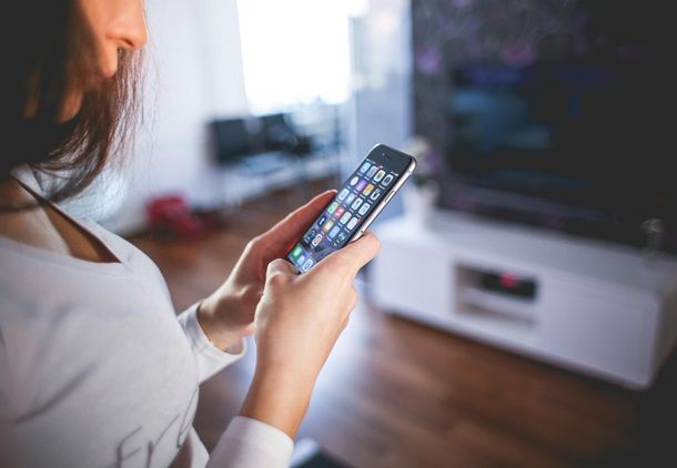 ragazza al telefono