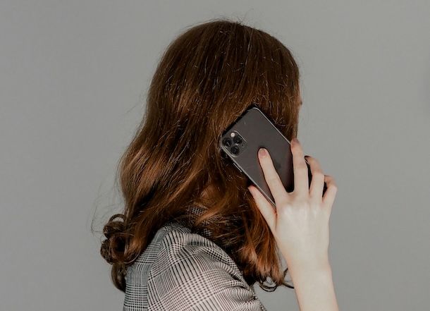 Donna con iPhone