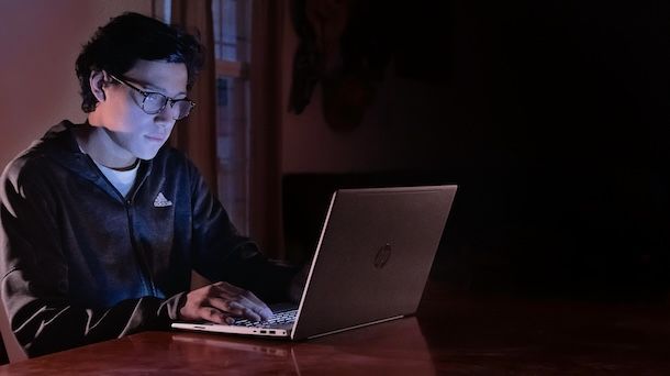 Ragazzo con notebook