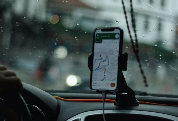 telefono utilizzato come navigatore