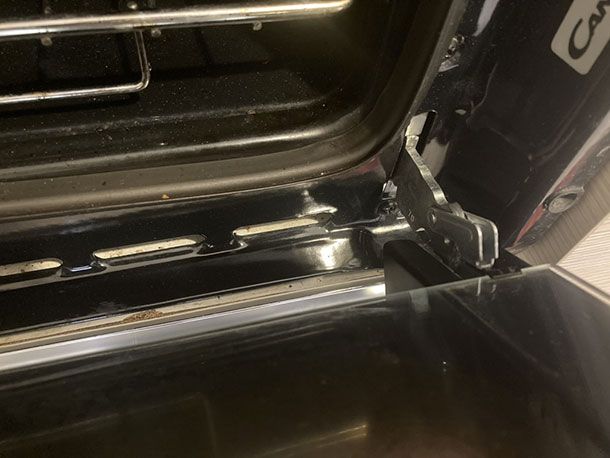 Rimettere sportello forno