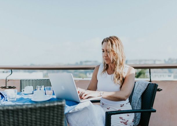 Donna con MacBook