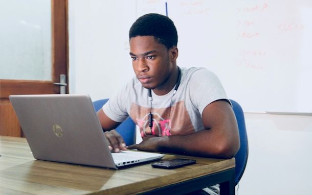 Studente al computer