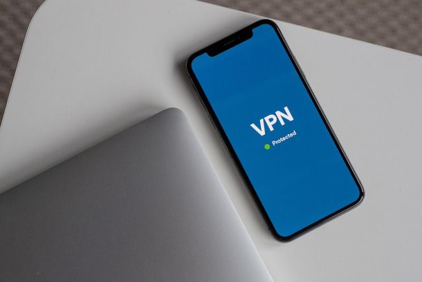 smartphone con scritta VPN