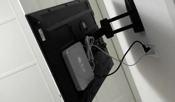 TV appesa con staffa