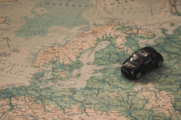 cartina Europa con modellino auto