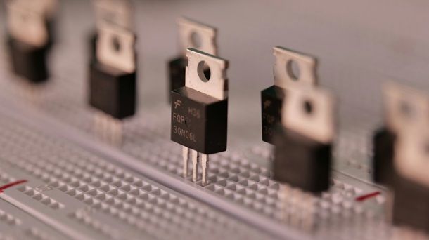 Come far lampeggiare un LED senza microcontrollore
