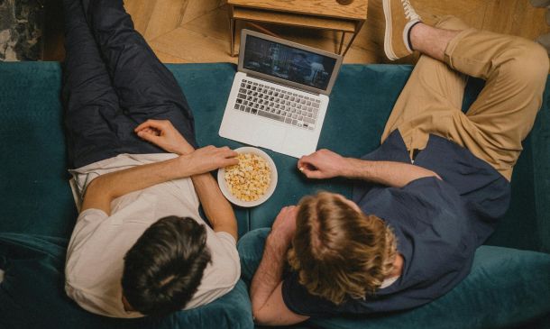 ragazzi che guardano la TV sul PC