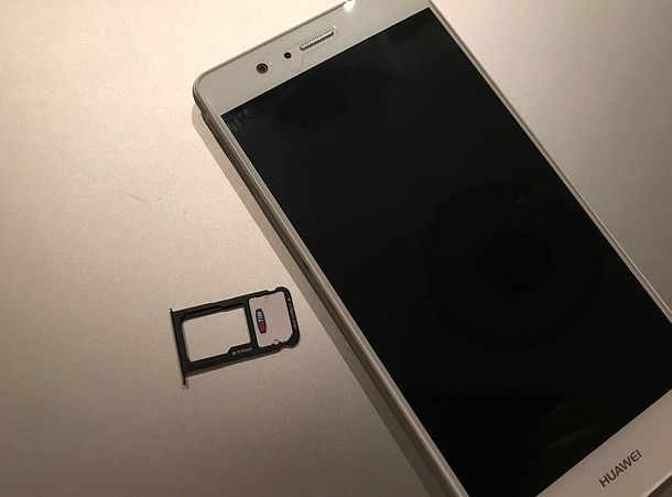 Inserire la SIM in uno smartphone Huawei