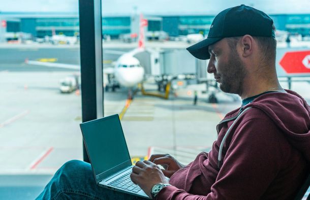 persona che lavora al computer in aeroporto