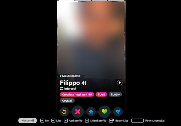 Scorrere profili Tinder