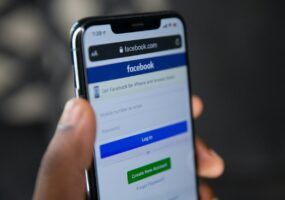 Come togliere creator digitale su Facebook