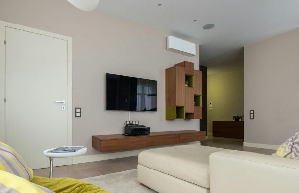 TV a parete con canalina