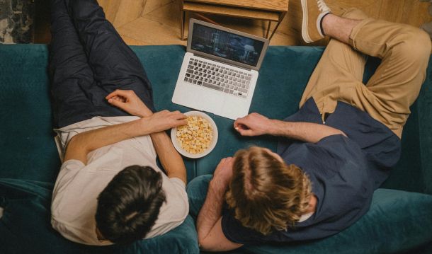 ragazzi che guardano film al computer