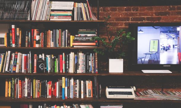 libreria con televisore