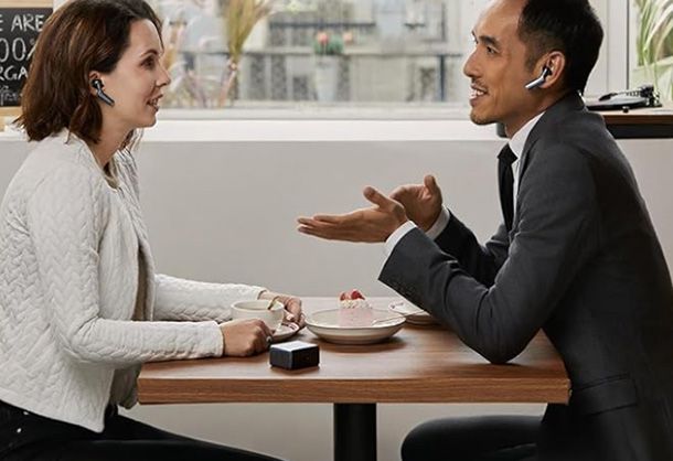 Traduttore simultaneo con auricolari