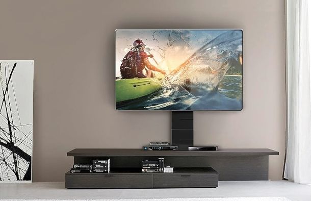 TV a parete con moduli nascondi cavi