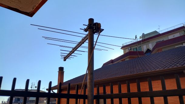 antenna esterna montata su ringhiera
