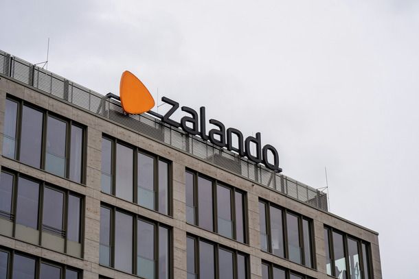 insegna di Zalando sopra un edificio