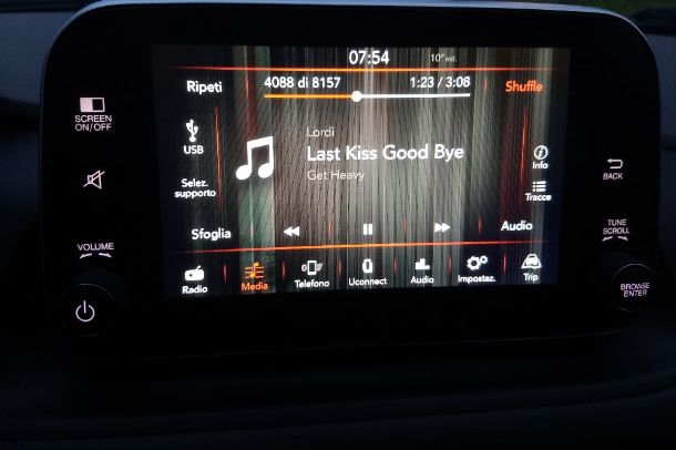Come ascoltare musica da chiavetta USB in auto Fiat