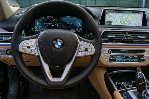 Come collegare il telefono allo stereo della BMW