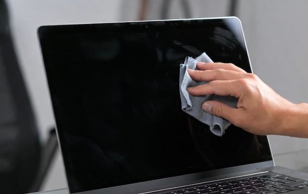 Pulire lo schermo del Mac portatile