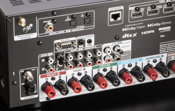 pannello collegamenti amplificatore home theatre