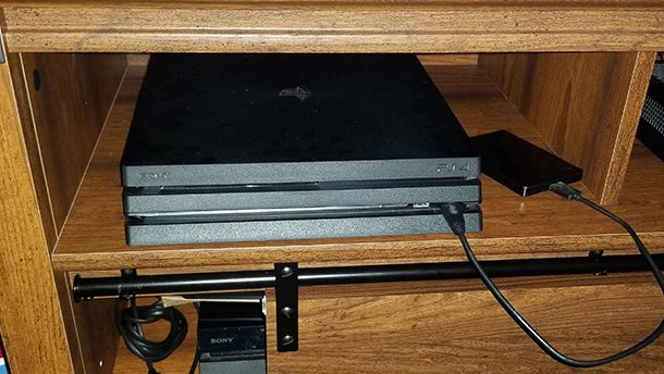 PS4 in un mobiletto aperto