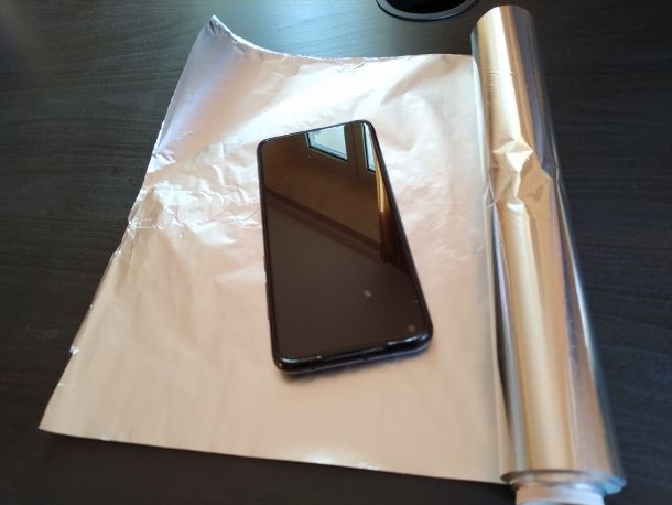 smartphone su foglio di alluminio