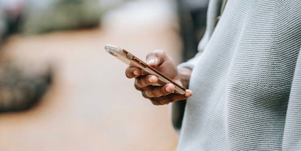 persona con smartphone in mano
