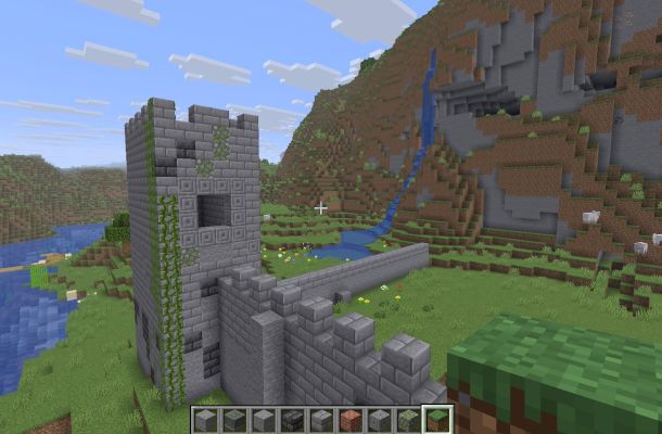 mura medievali con torrione e contrafforti