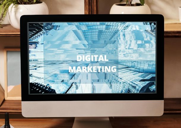 schermo PC con scritta Digital Marketing