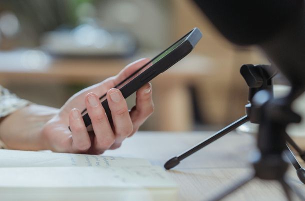 persona con smartphone in mano