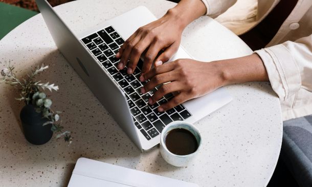 persona che scrive al computer