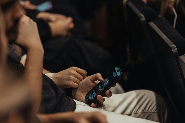 Persone che usano lo smartphone