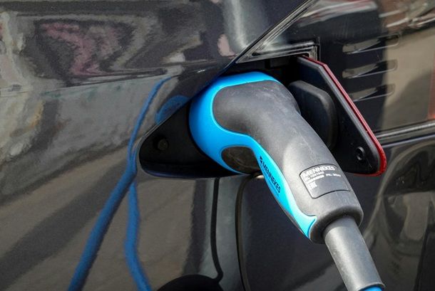 connettore auto elettrica
